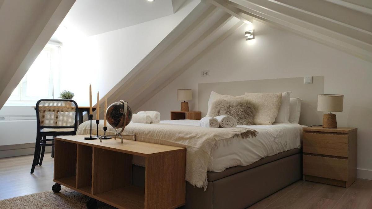 Chiado Modern Attic Duplex 2-bedroom * Lissabon